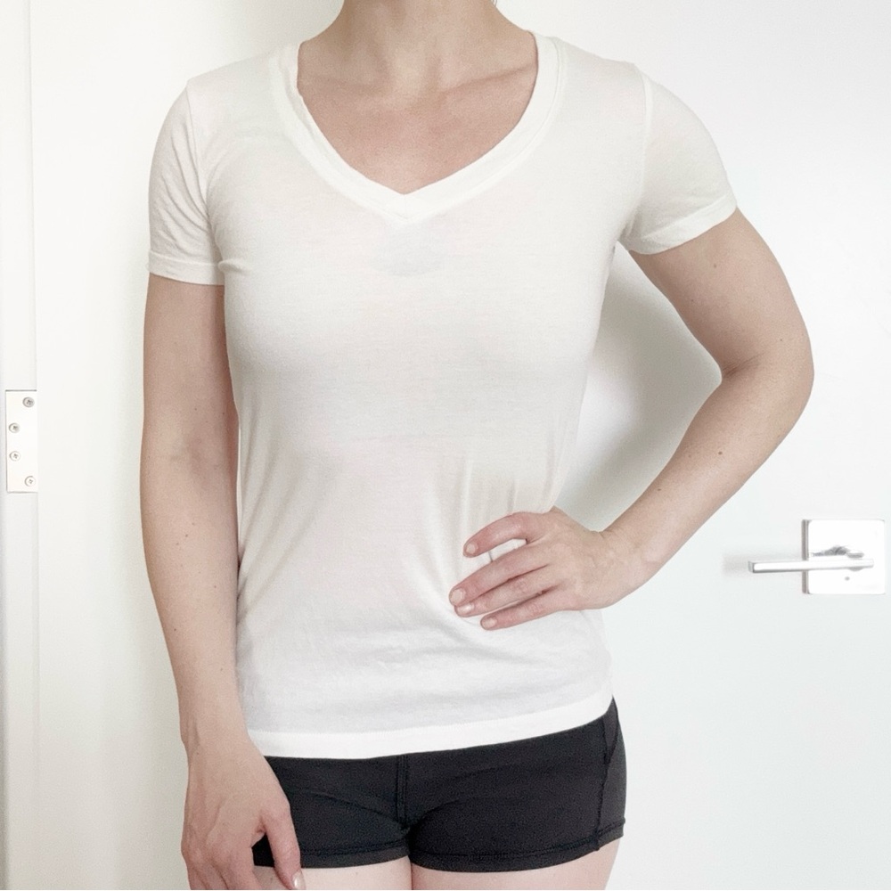 Forever 21 White V-Neck T-shirt Y2K basic minimalist capsule everyday classic S